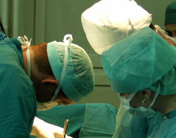 Equipo de cirujanos trabajando